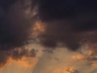 Lichtlanzen in Wolkenlücke